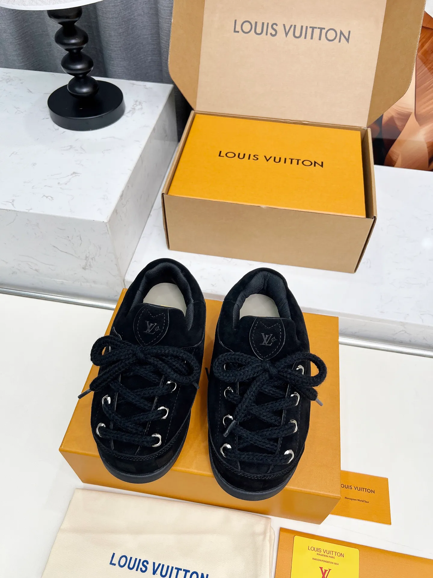 [L Family] P: 740💰 Couple model, size: women 35-41 (customized at 41 for women), 39-46 for men (customized at 45.46) The 2025 iteration of this Time Out sneaker, couple model, LV co-branded nigo, donkey brand, Louis Vuitton, ugly, cute😍Many Internet celebrities have shown off their feet, a classic and versatile item. Fabric: Imported high mercerized cow suede. Lining: high-grade elastic mesh, outsole: original molded outsole, palm print rubber outsole with hidden L letter and Monongram flower.